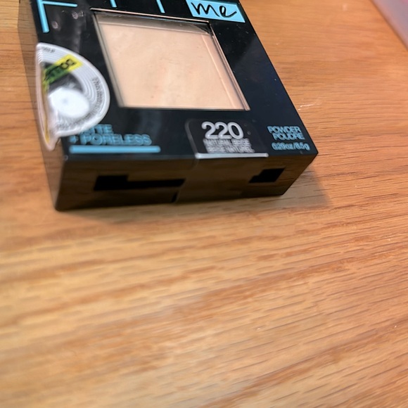 Maybelline “Fit-Me” Natural Beige powder - Picture 3 of 3